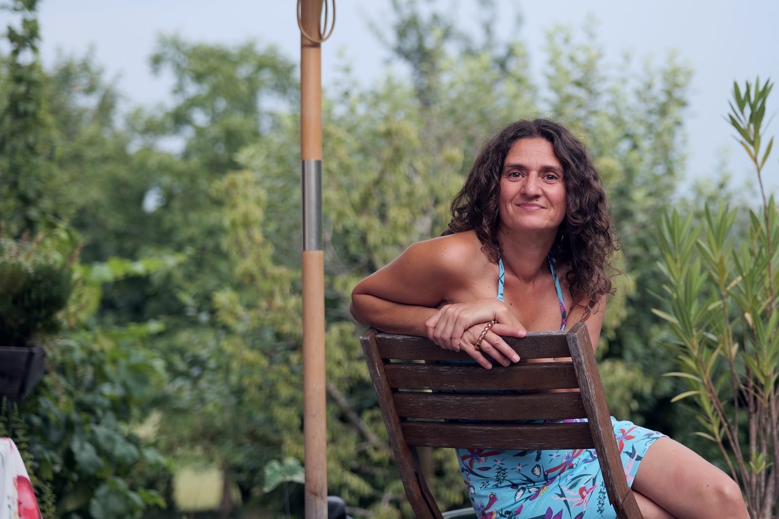 Ulrike Zacherl sitzt entspannt auf der Terrasse ihrer Praxis